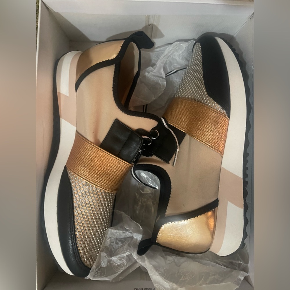 SOLD! Steve Madden Antics Joggers in Rose Gold sz 8.5